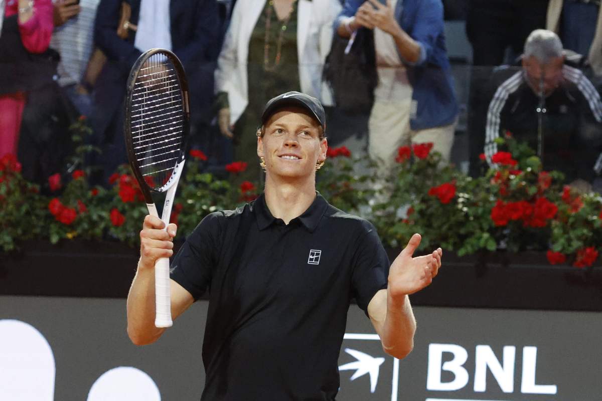 Jannik Sinner saluta il pubblico di Roma a braccia aperte e sorridente