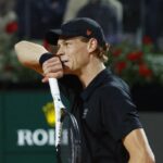 Jannik Sinner si asciuga il sudore con il polsino