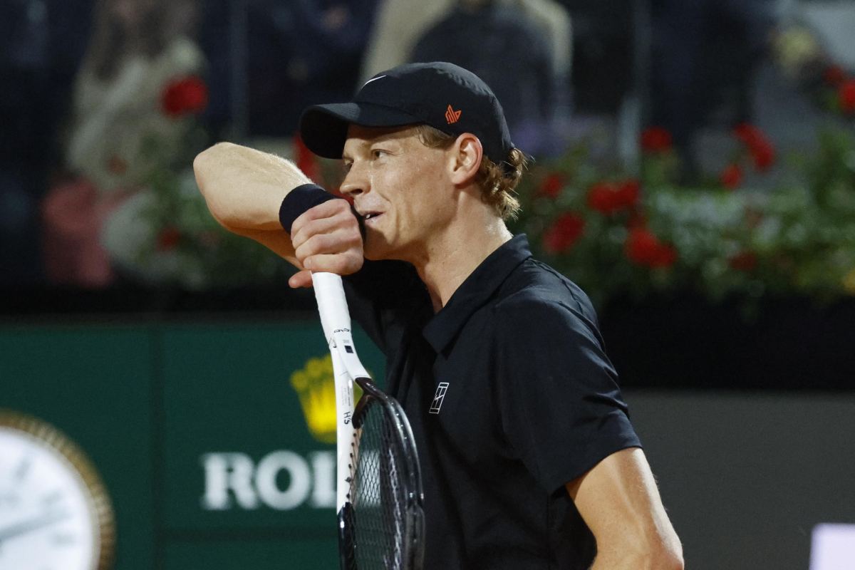 Jannik Sinner si asciuga il sudore con il polsino
