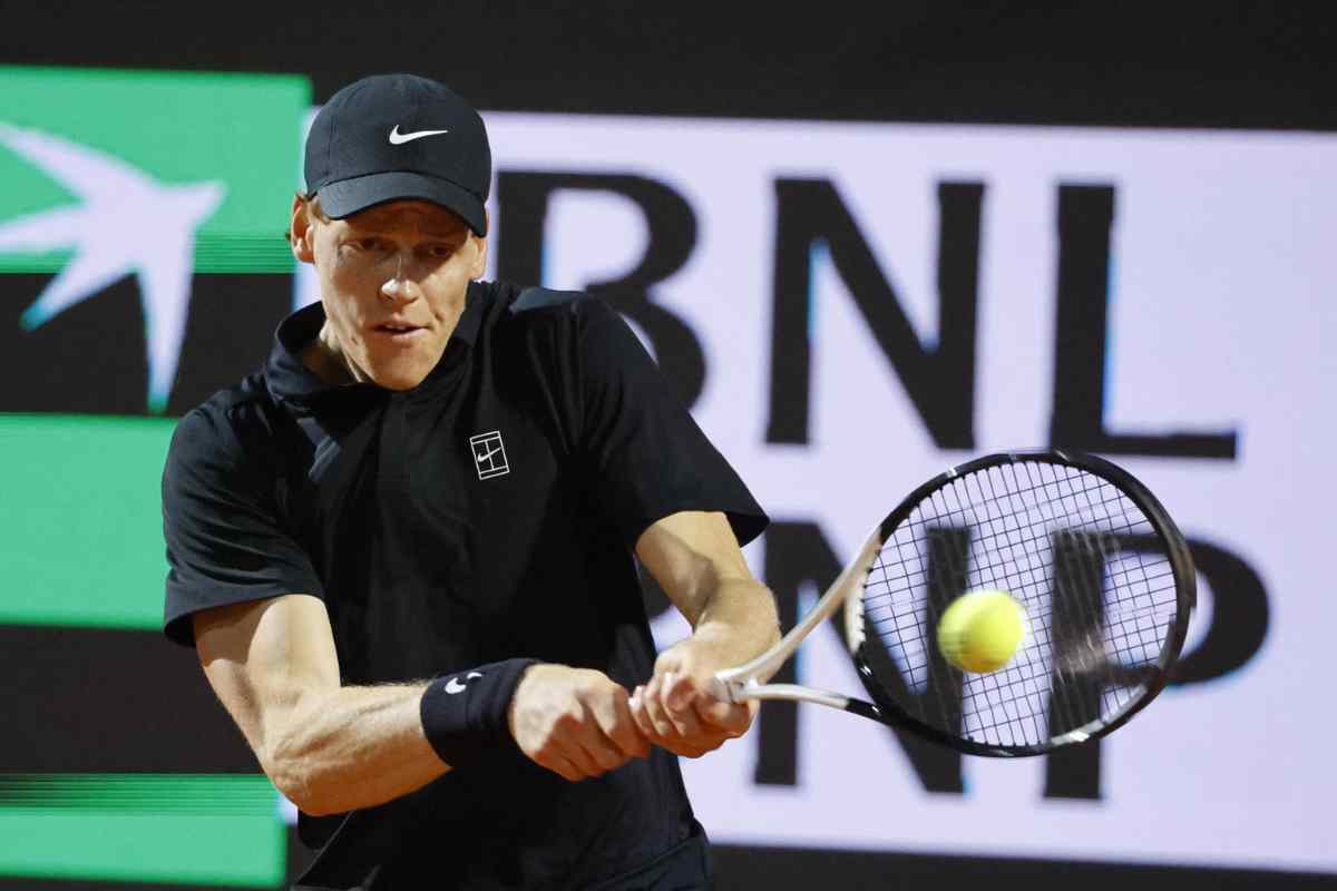 Jannik Sinner colpisce la palla durante un match