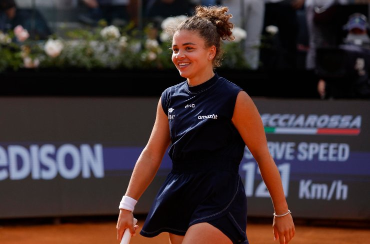 Jasmine Paolini sorridente durante il suo match