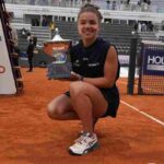 La tennista Jasmine Paolini esulta con il trofeo degli Internazionali di Roma