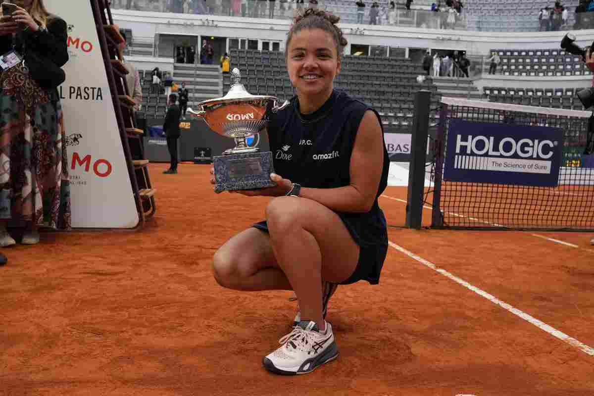 La tennista Jasmine Paolini esulta con il trofeo degli Internazionali di Roma