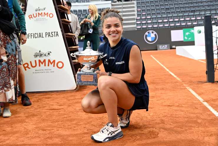Jasmine Paolini col trofeo conquistato a Roma