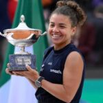 Jasmine Paolini col trofeo vinto a Roma