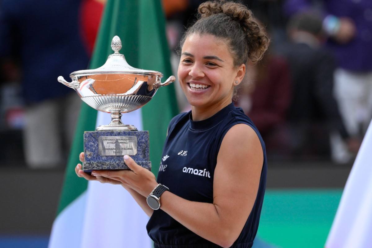 Jasmine Paolini col trofeo vinto a Roma