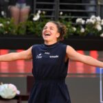 Jasmine Paolini esulta a braccia larghe dopo il trionfo a Roma