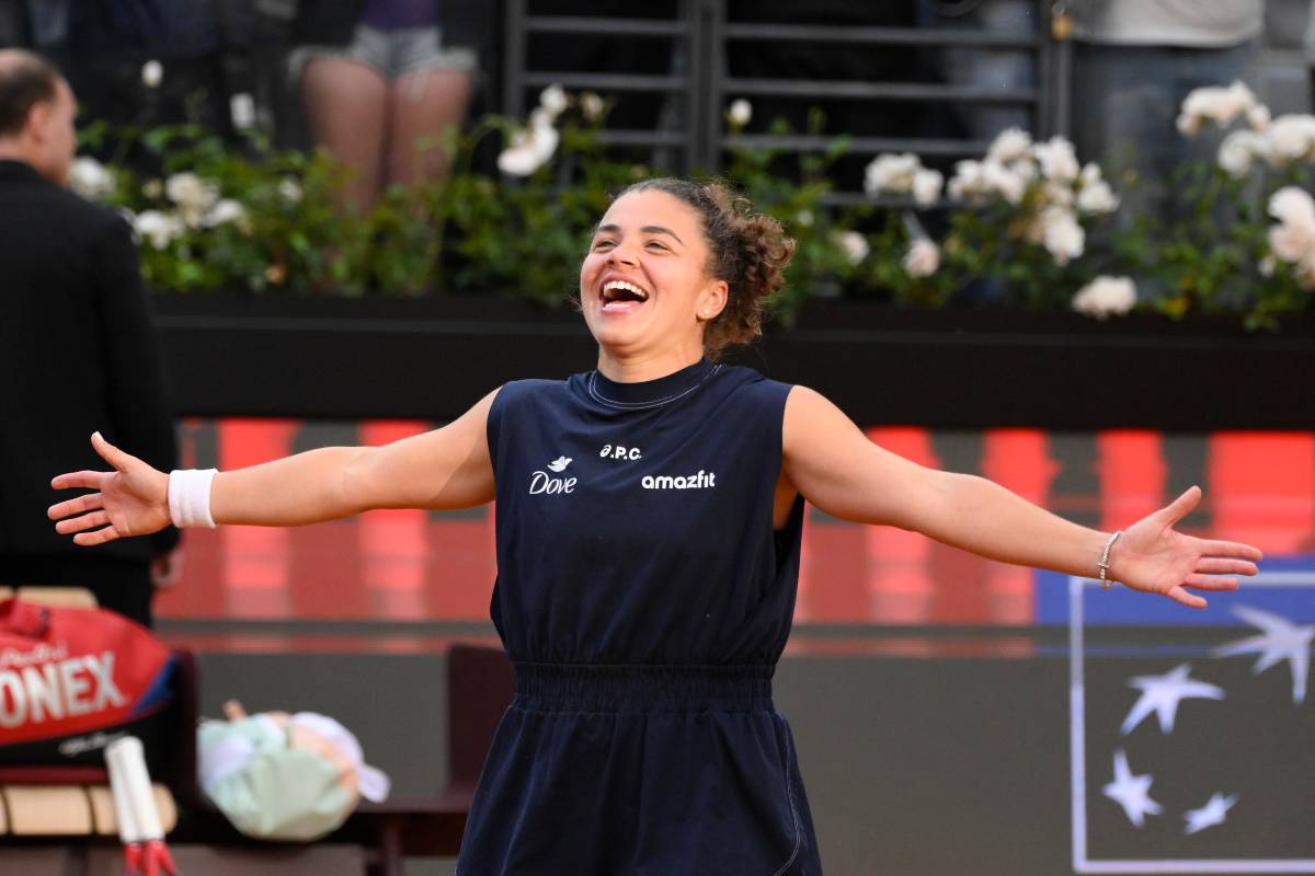 Jasmine Paolini esulta a braccia larghe dopo il trionfo a Roma