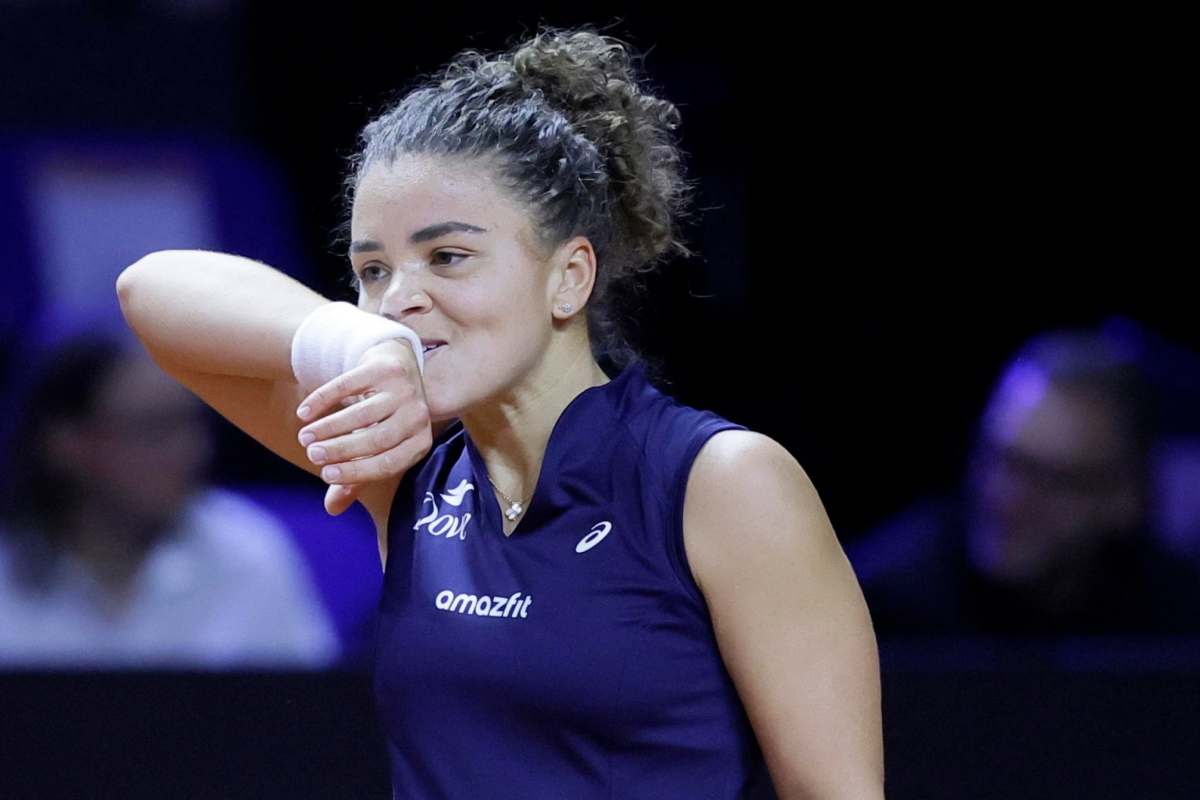 Jasmine Paolini si asciuga il volto con il polsino