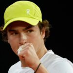 Primo piano di Joao Fonseca, che alza il pugno e ha lo sguardo determinato