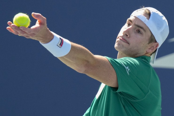 John Isner in procinto di lanciare la pallina per servire