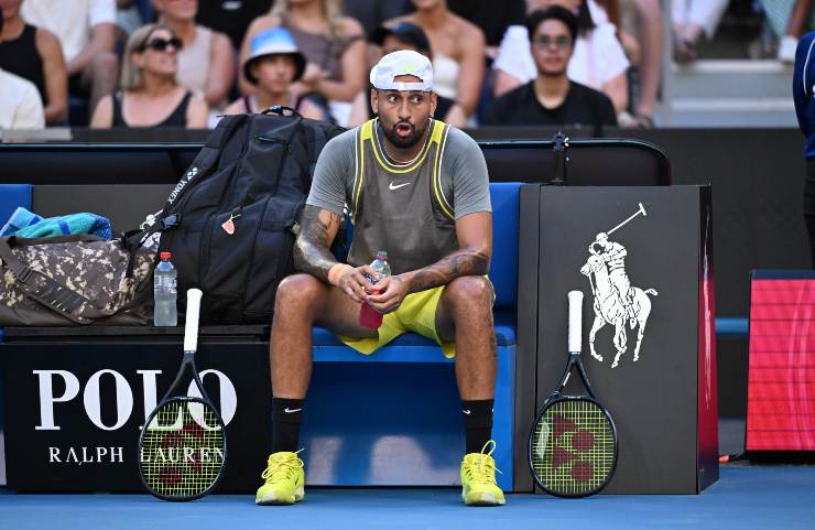 Nick Kyrgios seduto ad un cambio campo a Melbourne