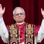 Papa Leone XIV saluta i fedeli di piazza San Pietro