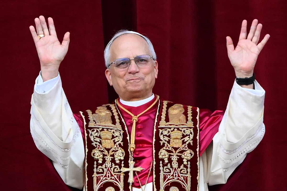 Papa Leone XIV saluta i fedeli di piazza San Pietro