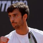 Lorenzo Musetti esulta nel match d'esordio a Roma