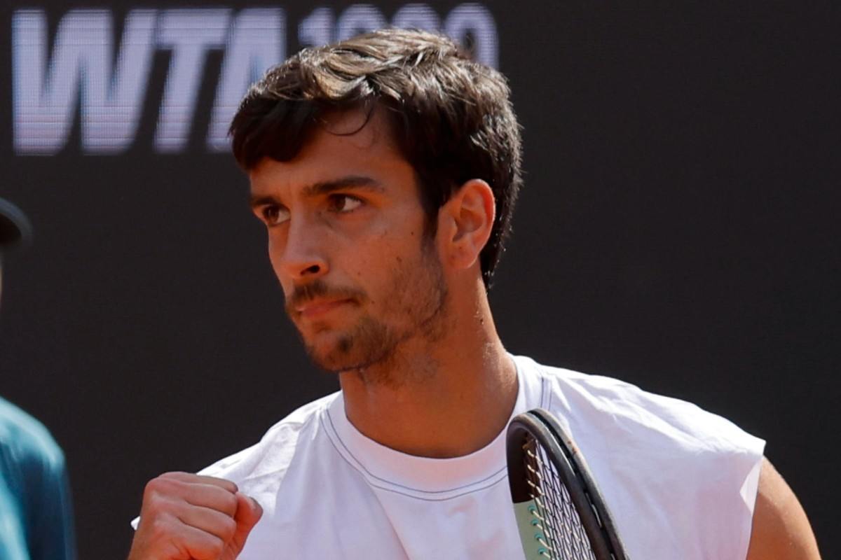 Lorenzo Musetti esulta nel match d'esordio a Roma