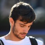Lorenzo Musetti esce a testa bassa dal campo