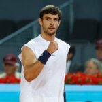 Lorenzo Musetti festeggia alzando il pugno dopo aver vinto un punto