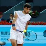 Lorenzo Musetti in azione con il rovescio a Madrid