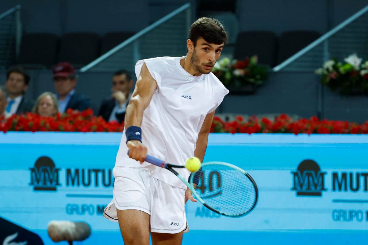Lorenzo Musetti in azione con il rovescio a Madrid