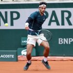 Lorenzo Musetti in azione con il rovescio al Roland Garros