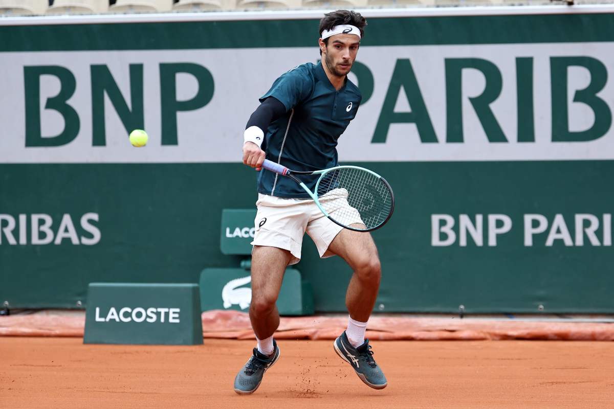 Lorenzo Musetti in azione con il rovescio al Roland Garros