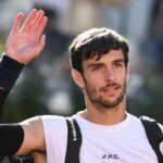 Musetti saluta il pubblico del Foro Italico