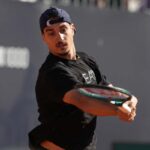 Il tennista piemontese Lorenzo Sonego durante un match