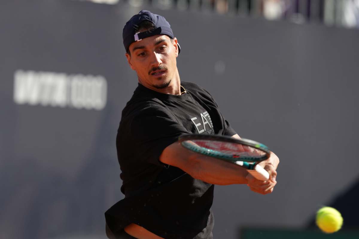 Il tennista piemontese Lorenzo Sonego durante un match