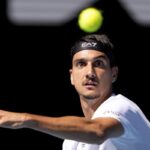 Lorenzo Sonego mentre fissa la pallina prima di respingerla