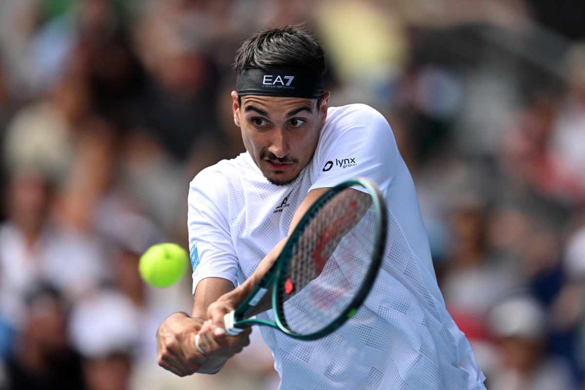 Lorenzo Sonego in azione con il rovescio
