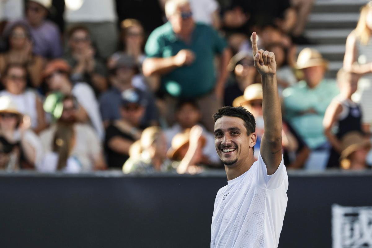 Lorenzo Sonego festeggia alzando il pugno al cielo dopo una vittoria