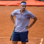 Lorenzo Sonego in campo a Roma con le mani nei fianchi