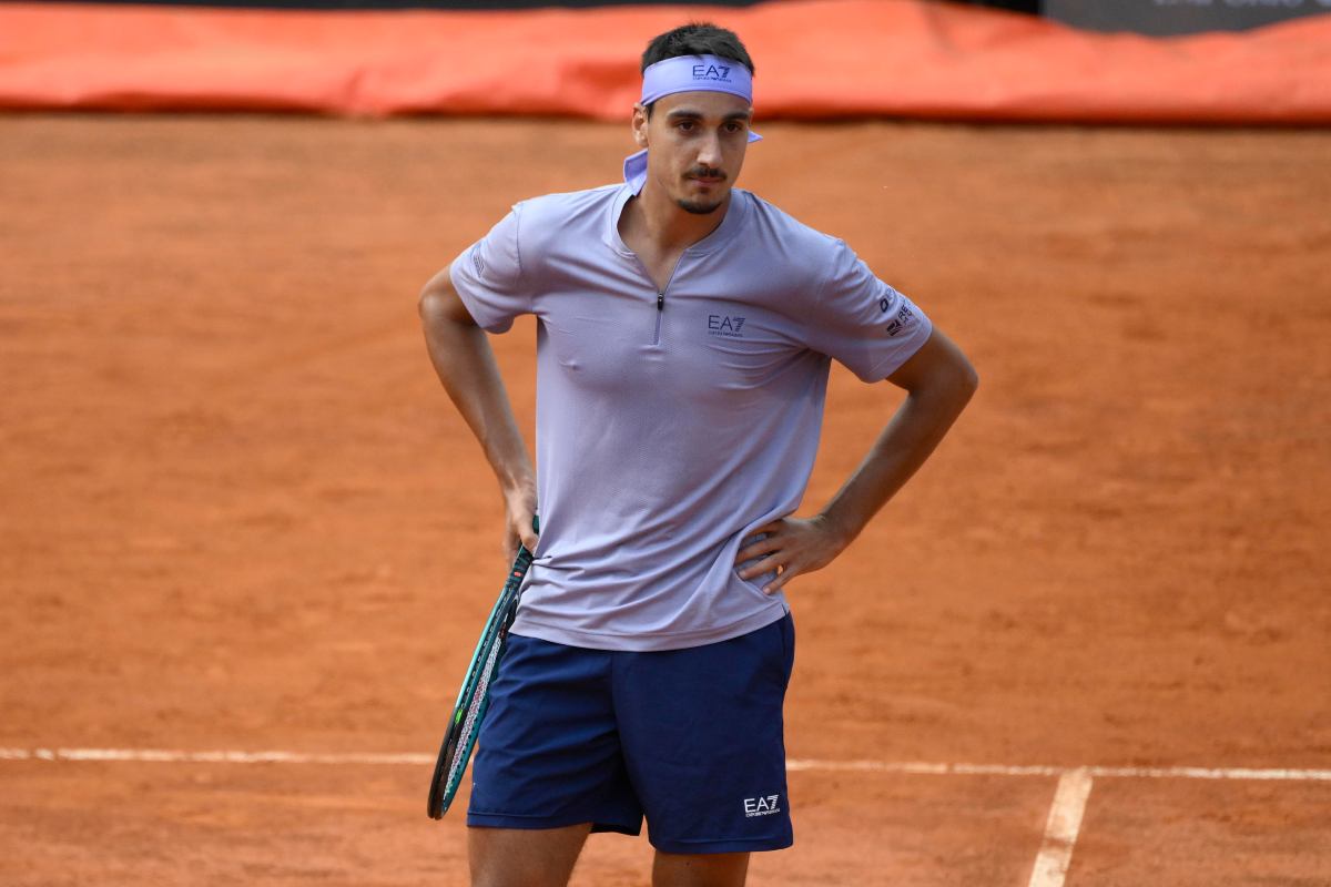 Lorenzo Sonego in campo a Roma con le mani nei fianchi