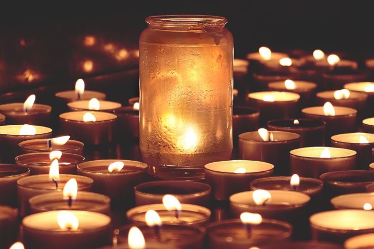 Insieme di candele accese in segno di lutto