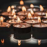 Insieme di candele accese in segno di lutto