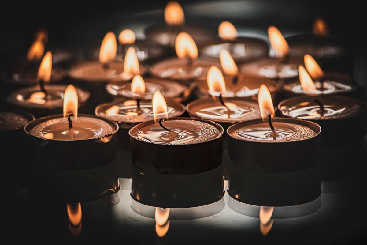 Insieme di candele accese in segno di lutto