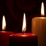 Tre candele accese in segno di lutto