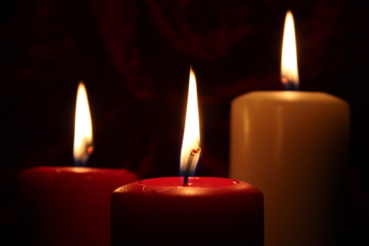 Tre candele accese in segno di lutto
