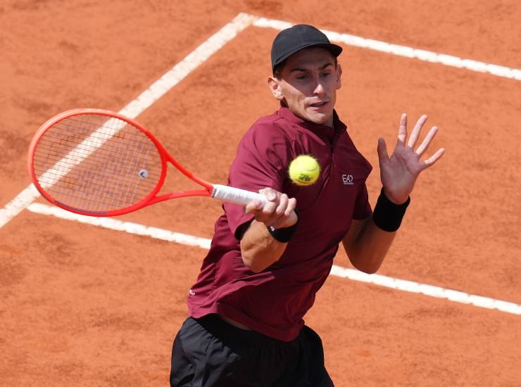 Il tennista azzurro Matteo Arnaldi durante un match