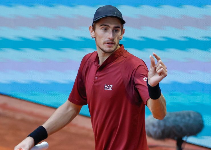 Matteo Arnaldi commenta un punto nel match di Roma