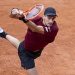 Matteo Arnaldi in azione col rovescio sulla terra battuta