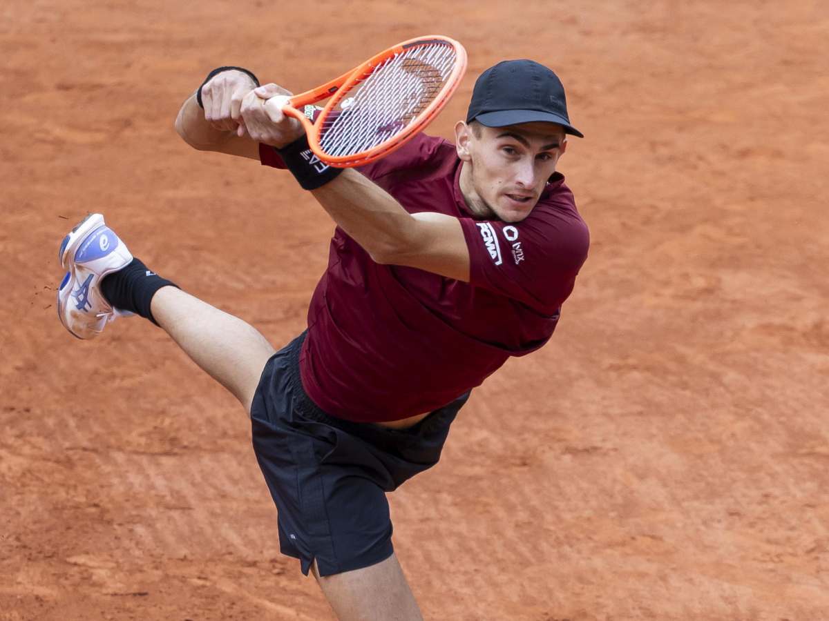 Matteo Arnaldi in azione col dritto
