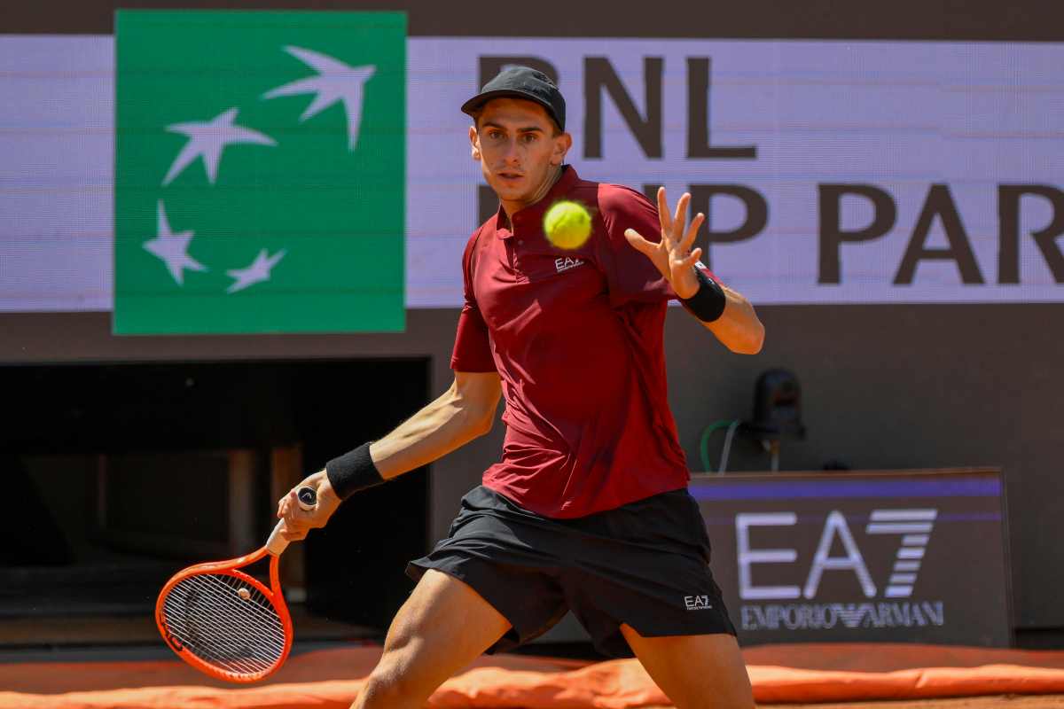 Matteo Arnaldi in azione col dritto sulla terra battuta di Roma