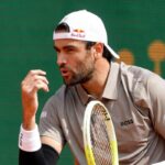 Matteo Berrettini soffia sulla sua mano destra