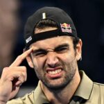 Matteo Berrettini indica la sua tempia dopo aver fatto un punto