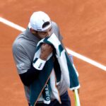 Matteo Berrettini si asciuga il sudore sul volto