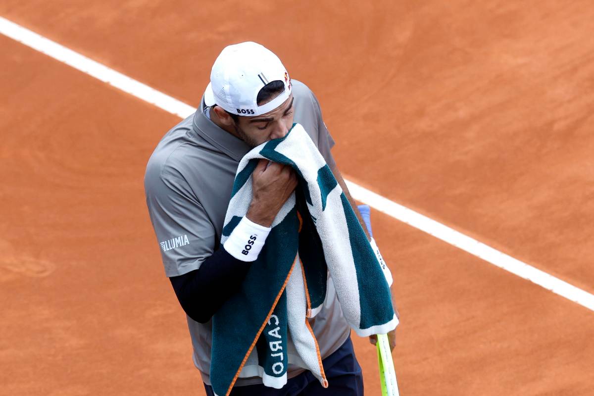 Matteo Berrettini si asciuga il sudore sul volto