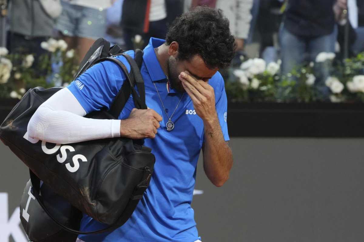 Matteo Berrettini a capo chino e con una mano davanti agli occhi