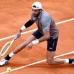 Matteo Berrettini rincorre la pallina a Madrid